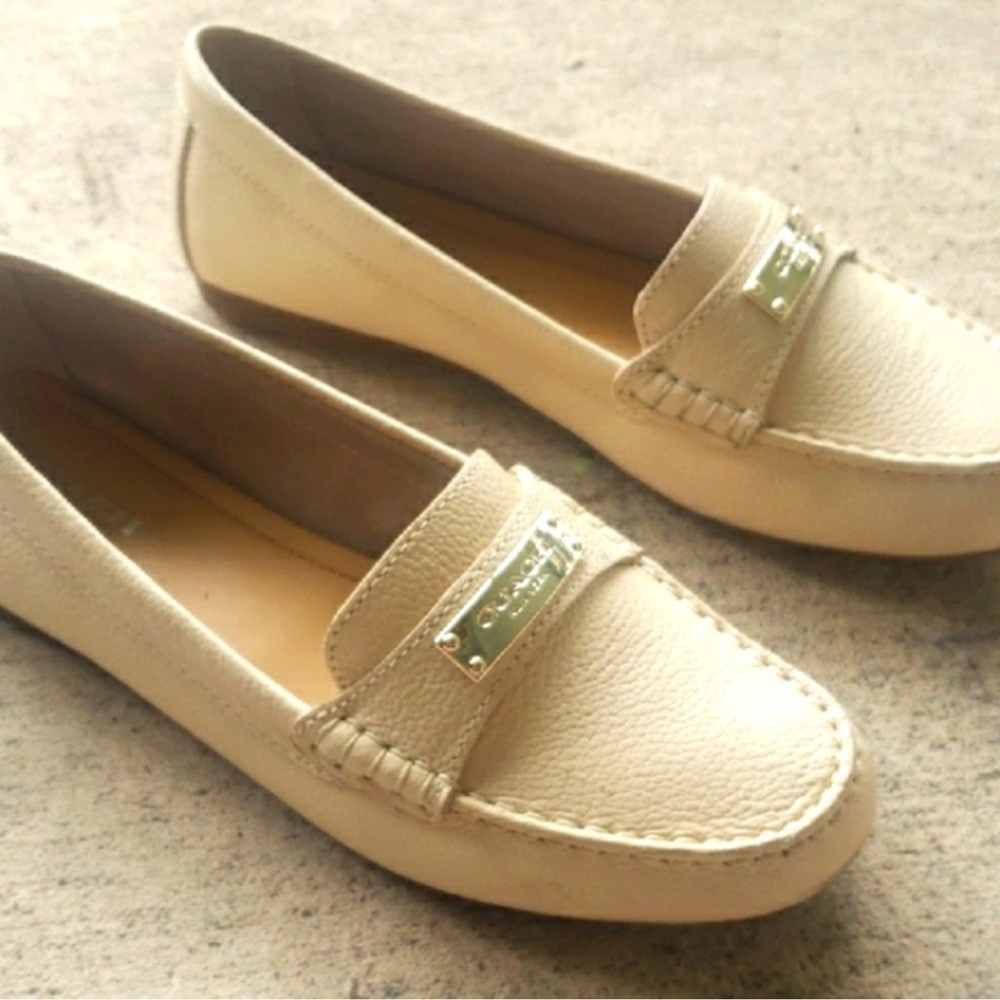 COACH SIZE 8.5~LEATHER IVORY MOCCASIN DRIVING FLATS SHOES ~GOLD DETAIL SOFT SOLE